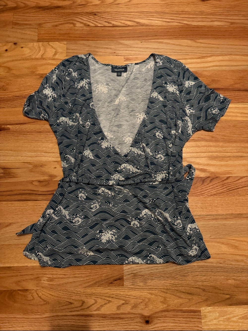 ModCloth Size L Wave-Print Wrap Top